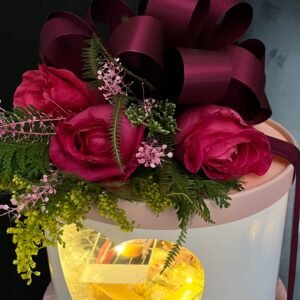 Amour Box Um presente cheio de significado, beleza e emoção ! Contém: caixa de ferrero, foto polaroid, mini pelúcia, kit de hidratante e body splash, flores desidratadas , arranjo floral com três rosas na tampa.