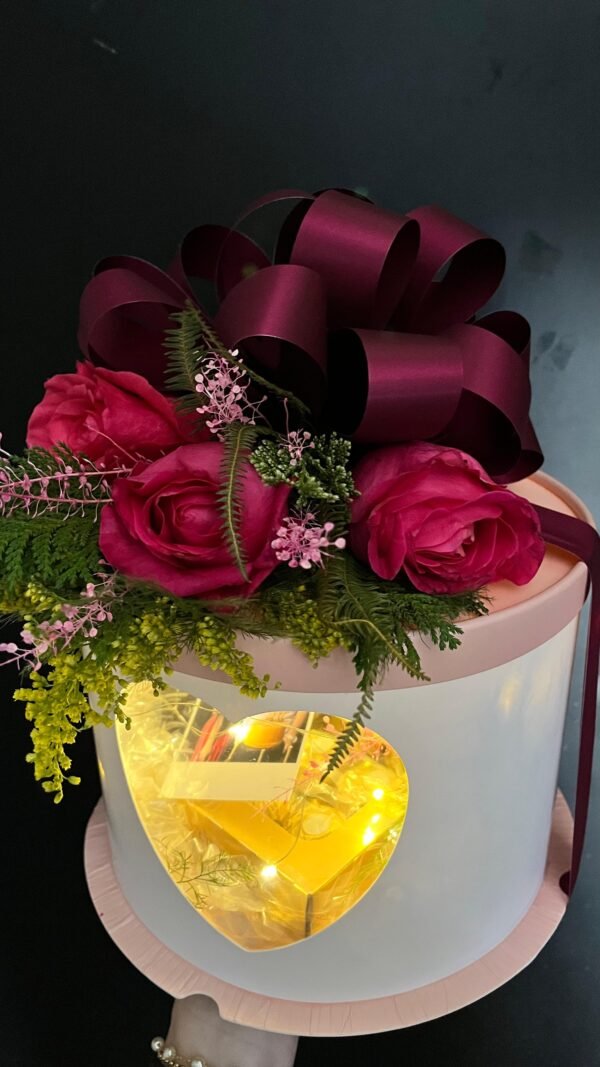 Amour Box Um presente cheio de significado, beleza e emoção ! Contém: caixa de ferrero, foto polaroid, mini pelúcia, kit de hidratante e body splash, flores desidratadas , arranjo floral com três rosas na tampa.