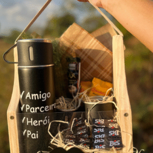 Maleta do Papai – Um presente com estilo e muito sabor! 💙 Para surpreender no Dia dos Pais com um presente completo e cheio de personalidade. 🔹 Maleta de madeira personalizada 🔹 Garrafa térmica 🔹 Chocolates finos 🔹 Cappuccino cremoso 🔹 Biscoitos deliciosos